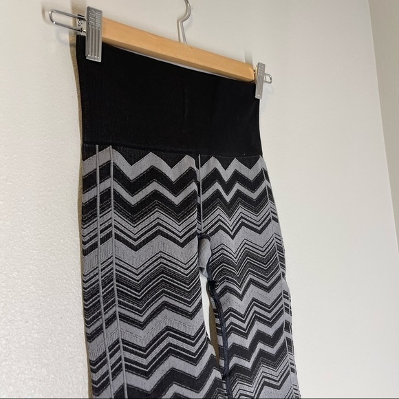 Lululemon Ebb To Street Leggings Black Gray Heathered Slate
Chevron Size 2 Women - Picture 7 of 8